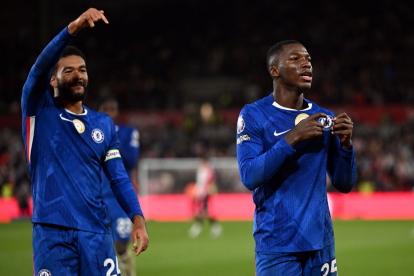 Moisés Caicedo (d) fue el autor del segundo gol para Chelsea ante Brentford.
