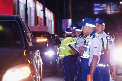 Diez conductores detenidos en Guayaquil por alcohol en operativos de la ATM.