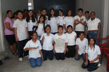 Estudiantes desarrollan un noticiero en una unidad educativa de la ciudadela Juan Montalvo.