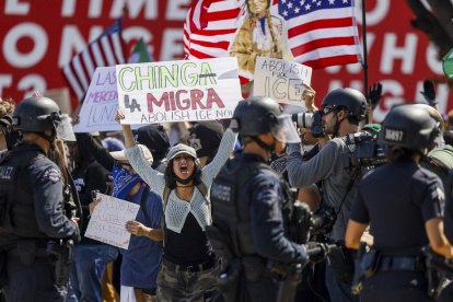 Archivo. Activistas exhiben carteles en una protesta por las redadas migratorias en Los Ángeles, en junio pasado.