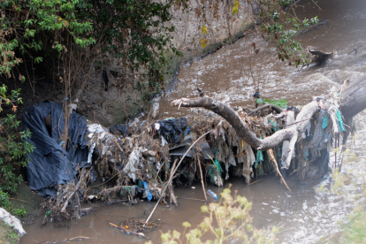 Referencia. Basura, escombros y aguas residuales conforman el preocupante panorama de contaminación del río Machángara en Quito.