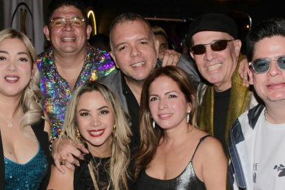 Mike Albornoz con un grupo de amigos, entre ellos, María del Mar Proaño.