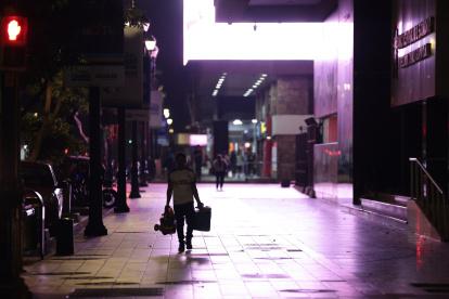Escenario. La falta de actividades nocturnas de ocio y recreación es evidente en el centro de la ciudad.