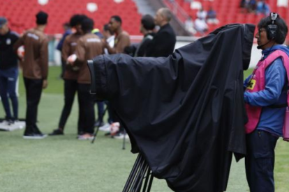 La móvil llevaba los equipos de transmisión para el partido en Ambato.