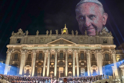 Karol G llevó su ritmo y su voz a la Plaza de San Pedro del Vaticano en un concierto por la fraternidad humana, donde drones iluminaron el cielo romano con figuras de la cristiandad y hasta del difunto papa Francisco.