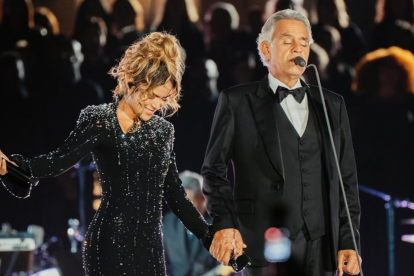 Karol G y Andrea Bocelli unieron sus voces en el Vaticano y sellaron el emotivo momento tomados de la mano durante el concierto por la fraternidad.