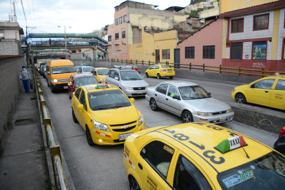 Referencial. Crisis en la movilidad: transportistas anuncian paro en Quito por eliminación del subsidio al diésel.