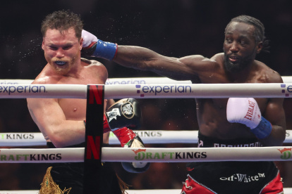 Terence Crawford de Estados Unidos (d) fue superior  a Canelo Álvarez en un vistoso combate por el peso mediano.
