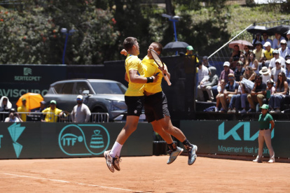 Los tenistas bosnios Mirza Basic (d) y Nerman Fatic celebran el triunfo en el partido de dobles de la Copa Davis.