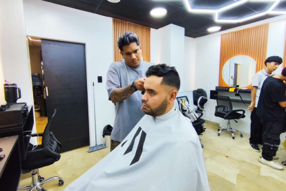 Las academias de barbería transforman el oficio en profesión, formando a cientos de jóvenes que hoy emprenden y viven de su pasión por el estilo.