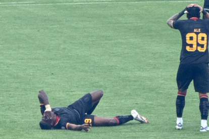 Luis Arroyo (piso) sufrió una grave lesión en Técnico Universitario y Deportivo Cuenca.