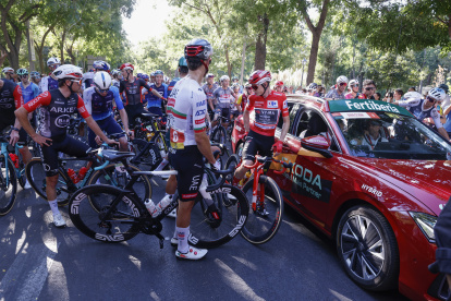 Ciclistas parados por las protestas en la última etapa de la Vuelta a España.