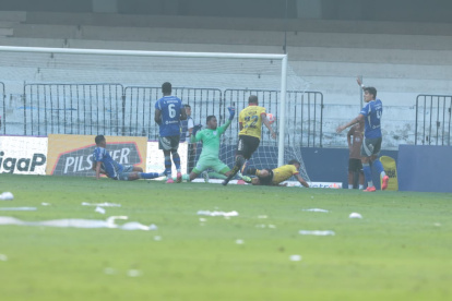 Barcelona se puso adelante en el marcador ante Emelec en el Clásico del Astillero.