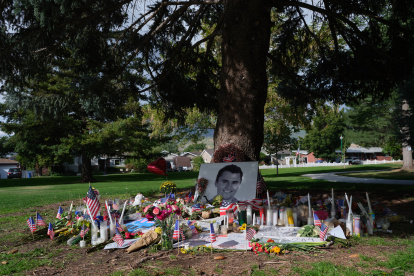 Flores y velas se colocan en homenaje a Kirk.