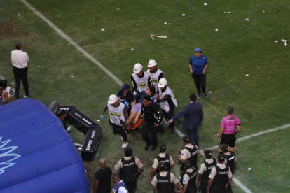 Un hincha de Emelec fue retirado en camilla por incidentes en las gradas.