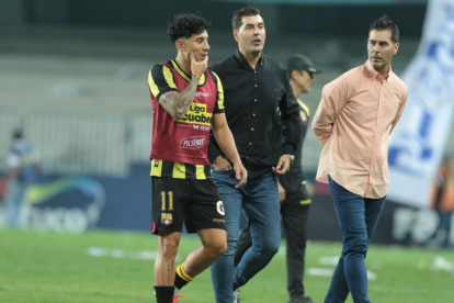 Joao Rojas y los hermanos Juan e Ismael Rescalvo en el Capwell.