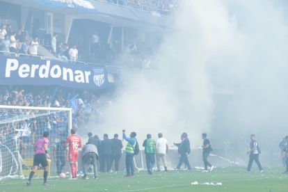 Capwell otra vez en problemas: Emelec arriesga sanción tras desmanes en el Clásico.