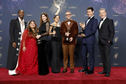 Dewayne Perkins, Keyla Monterroso Mejia, Kathryn Hahn, Chase Sui Wonders, Seth Rogen, Ike Barinholtz y Bryan Cranston, ganadores del premio a la mejor serie de comedia por "The Studio", en la ceremonia de los premios Emmy 2025.