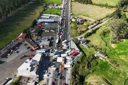 Transportistas cierra vía en el Obelisco de Alóag, en rechazo a la eliminación del subsidio al diésel.