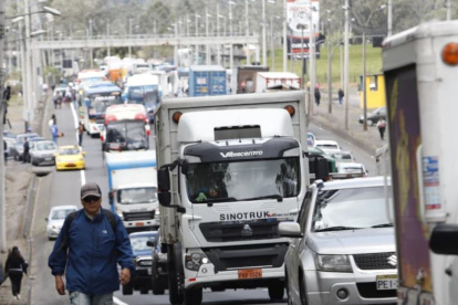 La Panamericana Sur, en Pichincha, luce colapsada ante el bloqueo de la vía por parte de trasnportistas de carga pesada.