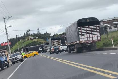 Varias vías en la provincia del Carchi están cerradas por transportistas.