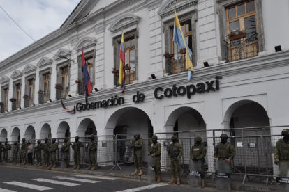 La Gobernación de Cotopaxi se mantiene bajo resguardo policial y militar.