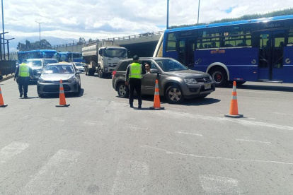Los uniformados de la AMT controlaron el tránsito, ante el bloqueo de volquetas sobre la av. Simón Bolívar, a la altura de la Panamericana Norte.