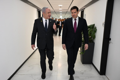 El primer ministro israelí, Benjamín Netanyahu (i), y el secretario de Estado de EE. UU., Marco Rubio, tras su reunión el lunes en Jerusalén.