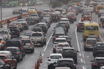 Pasajeros afectados por el cierre de la Panamericana Sur optan por caminar ante la paralización del transporte.