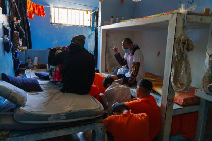 Fotografía que muestra a reclusos de la Penitenciaría del Litoral este domingo, en Guayaquil