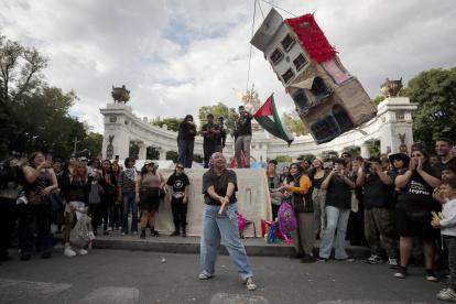 Una persona golpea una piñata durante una manifestación contra la gentrificación este domingo, en Ciudad de México (México).