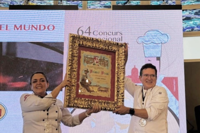 Tomás Angulo y Karina Iturralde, representantes de Sabor Amar, ganaron el concurso de paella en Sueca, Valencia.