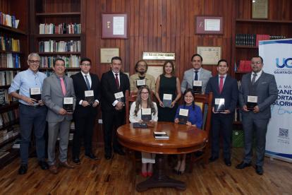 Los autores presentaron el libro en la facultad de Jurisprudencia de la Universidad de Guayaquil.