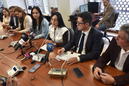 La jefa del bloque correísta Viviana Veloz cuestionó la decisión del Gobierno nacional sobre el subsidio al diésel.