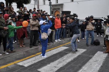 Ciudadanos se han instalado frente a la gobernación de Cotopaxi a la espera de verle al presidente Daniel Noboa.