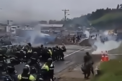 En la la parroquia Julio Andrade, de Tulcán, en la provincia del Carchi, las fuerzas del orden se enfrentan con transportistas.