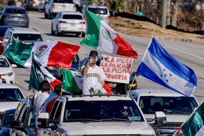 Personas participando en una manifestación contra la política de inmigración y deportación del Gobierno de Donald Trump contra los extranjeros indocumentados en Atlanta (EE.UU.).