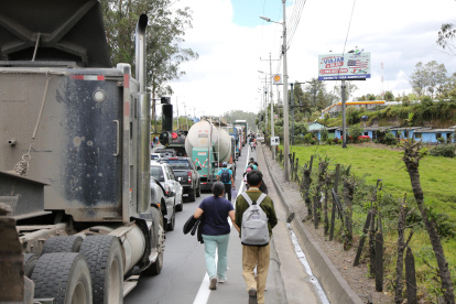 El transporte pesado bloquea la vía Aloag, este 15 de septiembre.