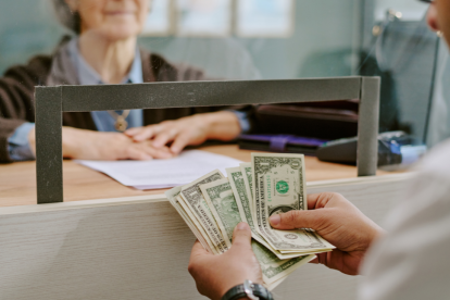 El Instituto Ecuatoriano de Seguridad Social (IESS) fue creado el 8 de marzo de 1928 bajo el nombre de Caja de Pensiones.