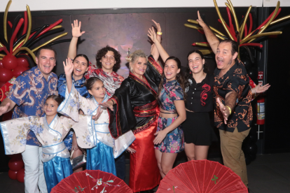 La cumpleañera acompañada de Walter Frei, Valentina de Frei, Juan Carlos Pita, Neva Pita, Noella Pita, Juan Carlos Pita y las niñas Alana y Emily Frei.