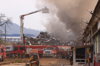 Decenas de bomberos llegaron a sofocar las llamas.