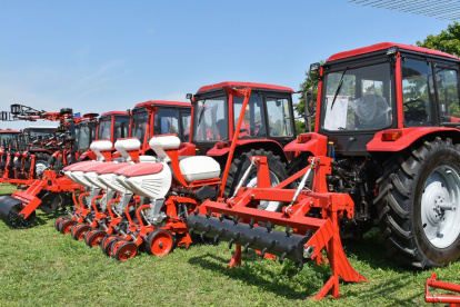 El programa del Ministerio de Agricultura entregará 800 tractores en todo el país, con prioridad para pequeños y medianos productores registrados.