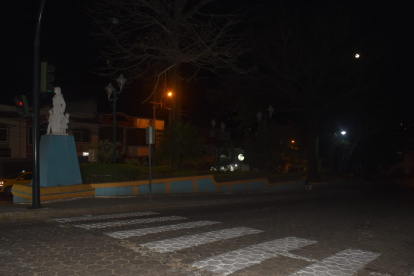 En oscuridad se encuentra el parque central del barrio Chile, en Calvas.