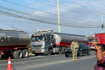 Vehículos de transporte pesado estacionados en Manta durante jornada de brazos caídos por alza del diésel.
