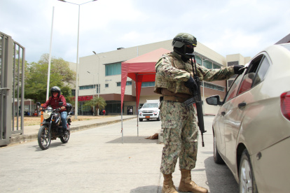 La escalada de violencia dentro de los hospitales ecuatorianos ha generado una creciente incertidumbre sobre la operatividad del sistema de salud.