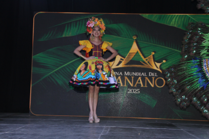 El traje típico ganador, diseñado por Ramiro González, fue modelado por la representante de Panamá, Kathleen Pérez.