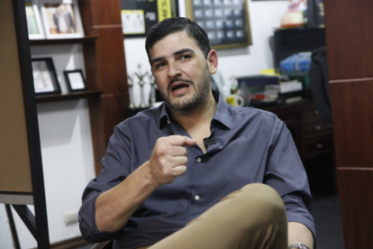 Aquiles Álvarez aclara situación de la obra en la calle Esmeraldas, centro de Guayaquil.