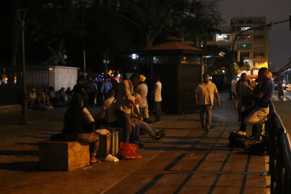 Las puertas del parque Centenario se cierran a las 18:00 y en sus alrededores se asientan comerciantes informales.