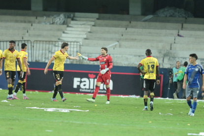 El arquero de Barcelona Ignacio Arruabarrena (d) sacó cerca de una docena de botellas.