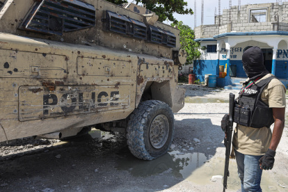 Fotografía de archivo que muestra a un integrante de la Policía patrullando en Liancourt (Haití).
